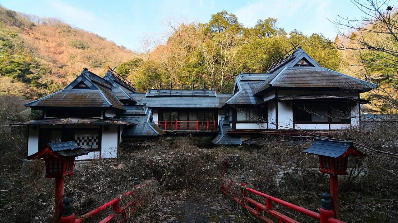 ABANDONED MIDDLE CLASS RESTAURANT FIRST FOREIGN EXPLORE