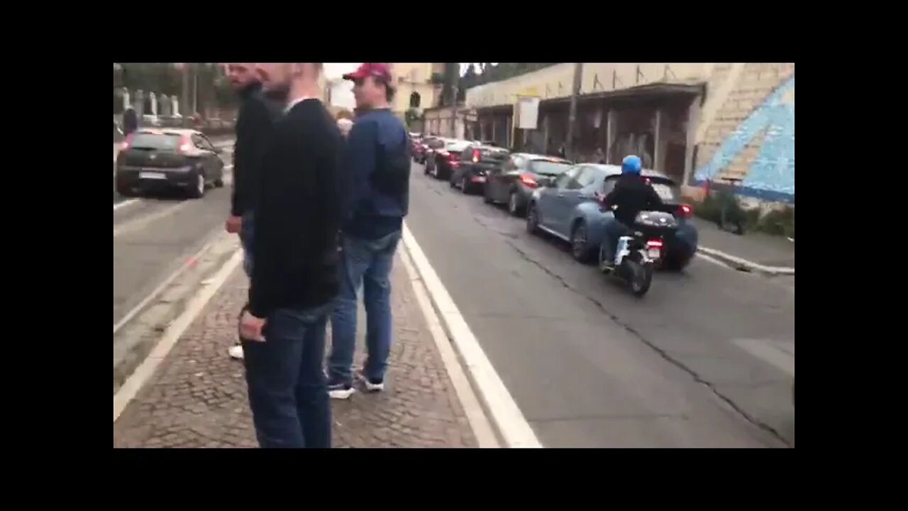 Xingamento do torcedor da Roma contra o ônibus dos torcedores do Leicester não acabou muito bem.