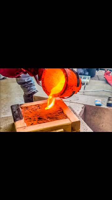 Can you guess what I’m pouring? Leave a comment😉. #backyardmelting #devilforge