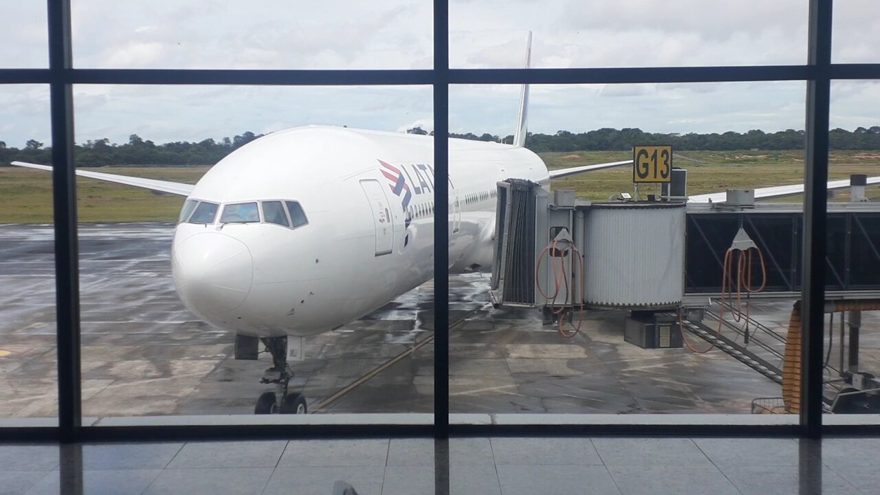 Boeing 777-300ER PT-MUJ taxia após pousar em Manaus vindo de Guarulhos