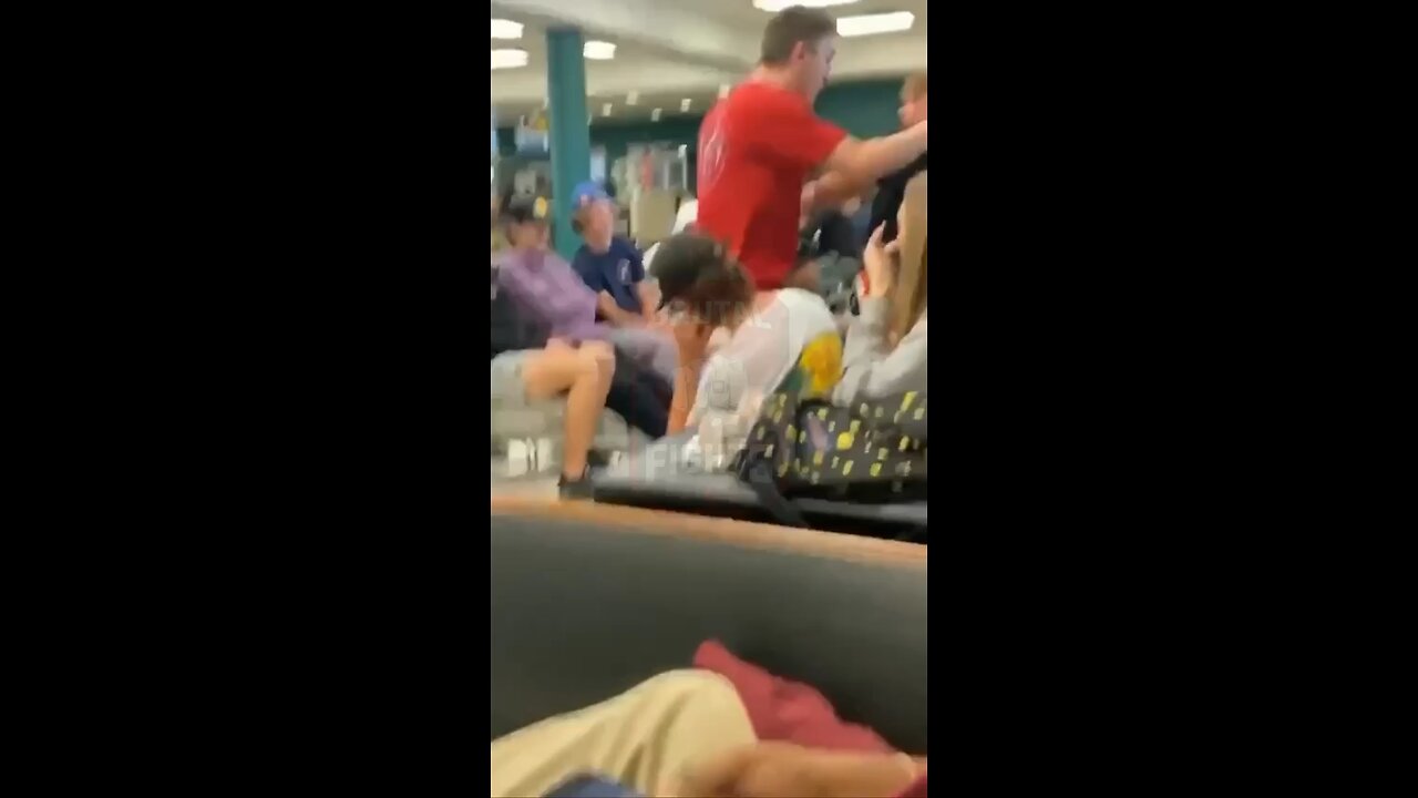 White kids fighting chokes him out 😮