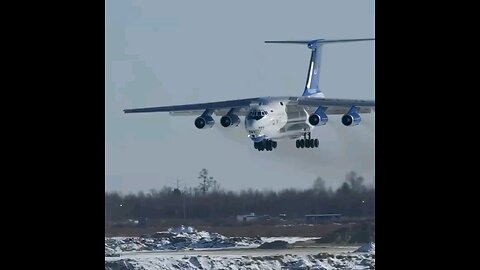 The landing of a Roscosmos Ilyushin Il-76 MDK (RF-75352).