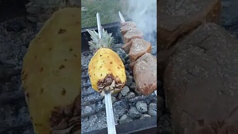 gegrillte Ananas #shorts das ist echt lecker über dem offenen #Feuer