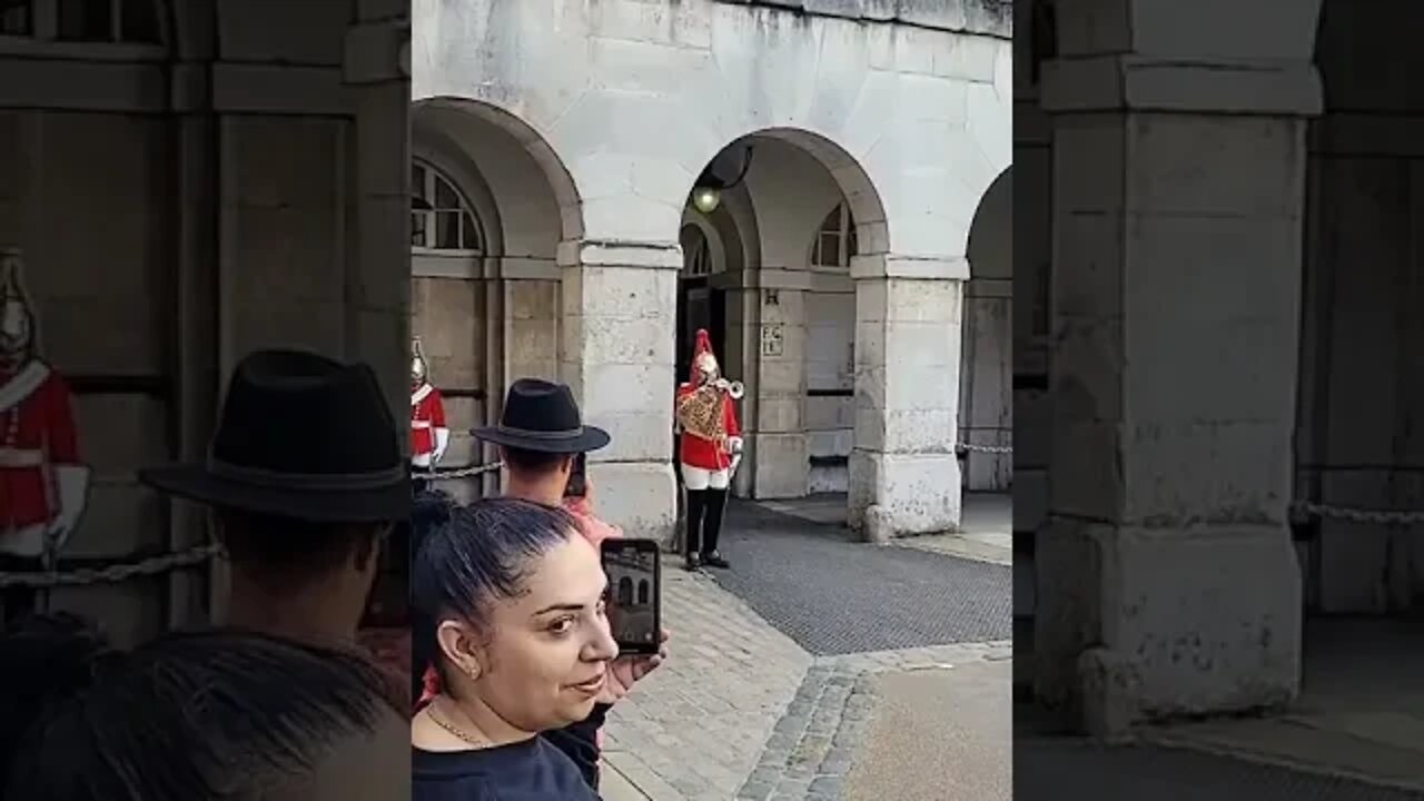 The kings guard playes the bugle young boy shouts shut up #horseguardsparade