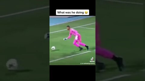 Hit 👍 & SUBSCRIBE for more ⚽️ 🏀 🏈 This keeper😂 #football #fail #viral #funnyfootball #footballfails