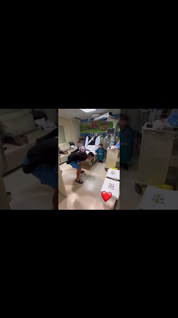 Gabriel Pec com o menino Gui jogando bola no hospital