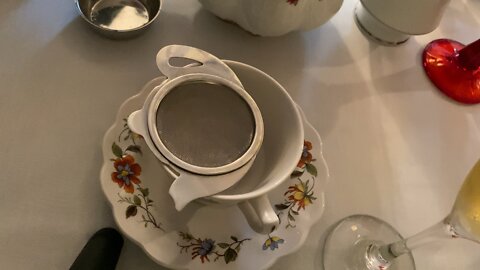 How to pour tea