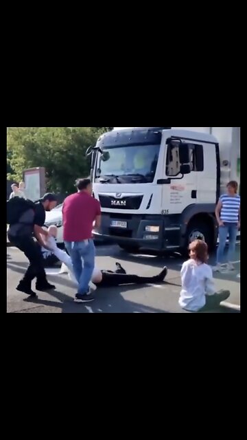 CIVILIANS PREVENT CLIMATE ACTIVIST FROM BLOCKING TRAFFIC🚧🚦 🚯🚛🚗🚕