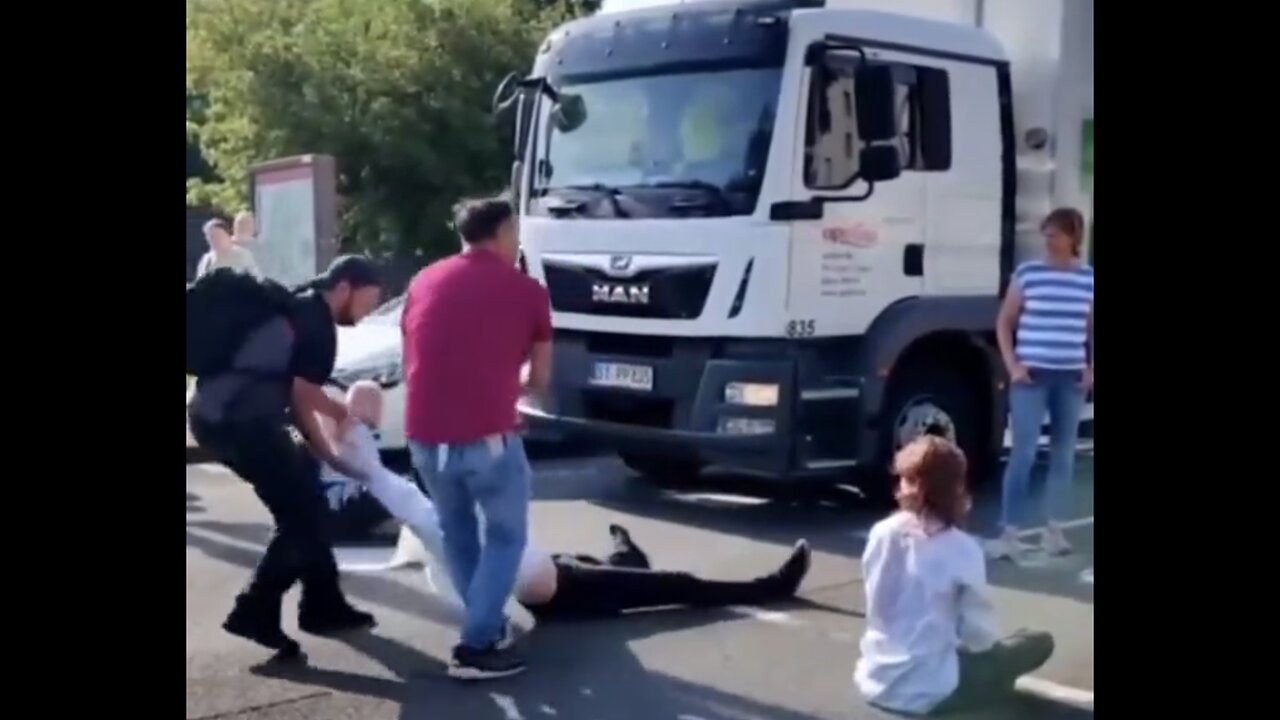 CIVILIANS PREVENT CLIMATE ACTIVIST FROM BLOCKING TRAFFIC🚧🚦 🚯🚛🚗🚕