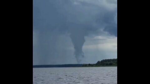 Algo desciende del cielo de Rusia extraña tromba marina