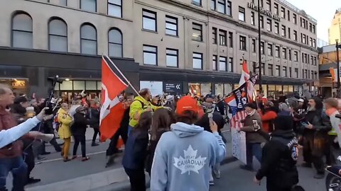 Altercation Between Police And Demonstrators as Bikes Roll in - Rolling Thunder (Credit @Ottawalks)