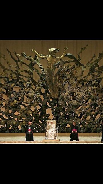 La Espeluznante Escultura del Vaticano (16)