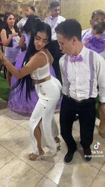 Woman Joins Girls In Viral TikTok Dance💃👌