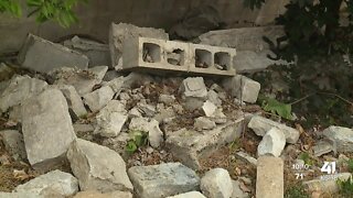 South Plaza residents worry about the possible collapse of a "dangerous" wall