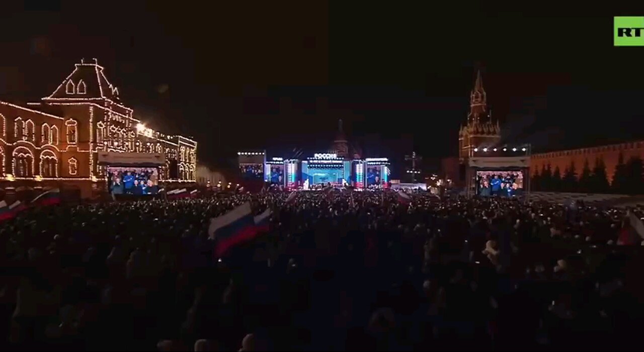 🇷🇺 The President, artists and thousands of Russians performed the Russian anthem on Red Square.