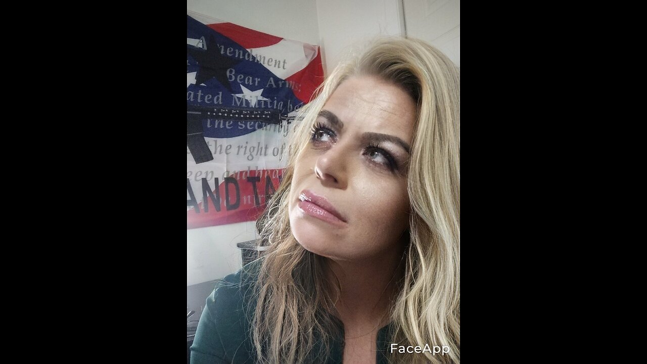 Boy with this really huge war going on delinsky has time to battle and go live on tiktok