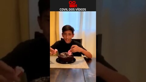 pelo menos não estragou o bolo 😂😂😂
