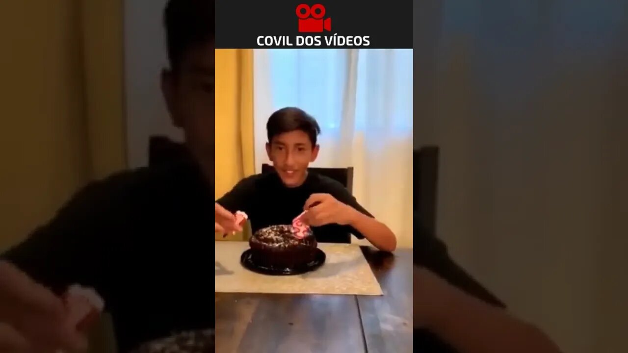 pelo menos não estragou o bolo 😂😂😂