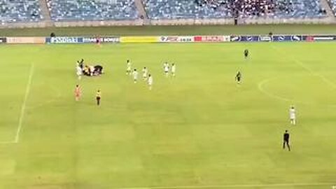 South Africa (another) FOOTBALL PLAYER George Maluleka COLLAPSES during AmaZulu game...