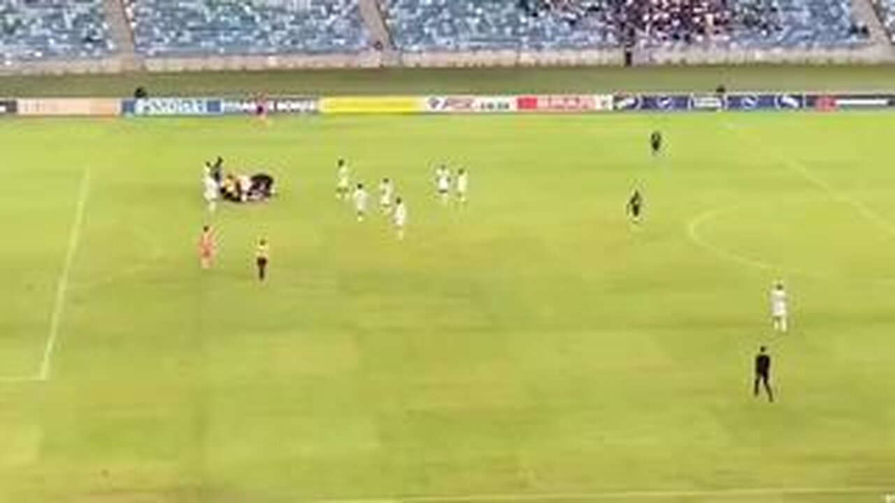 South Africa (another) FOOTBALL PLAYER George Maluleka COLLAPSES during AmaZulu game...