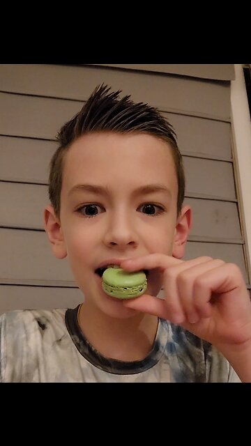 Very Cringy Macaroon Dance