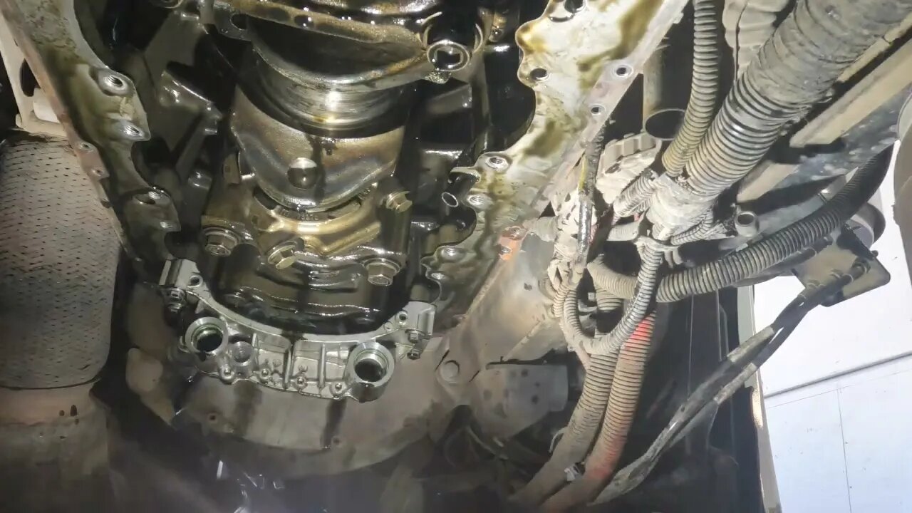 Paccar mx13 broken crankshaft.