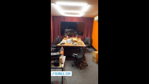 Cenário do novo podcast do Monark
