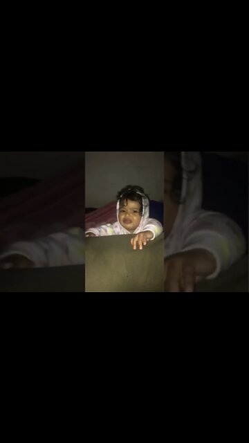 Bebê batendo a cabeça ,meme rindo muito