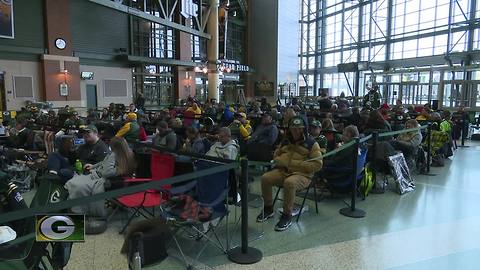 Fans line up hours in advance for Rodgers' autograph