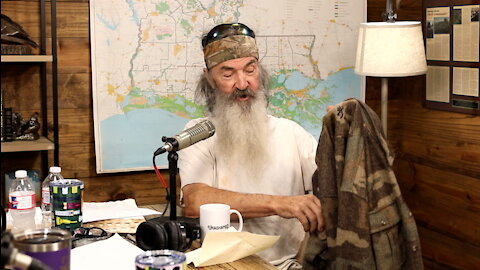Phil Gets a Priceless Gift in the Mail & How Jase Really Feels About Chick-fil-A | Ep 342