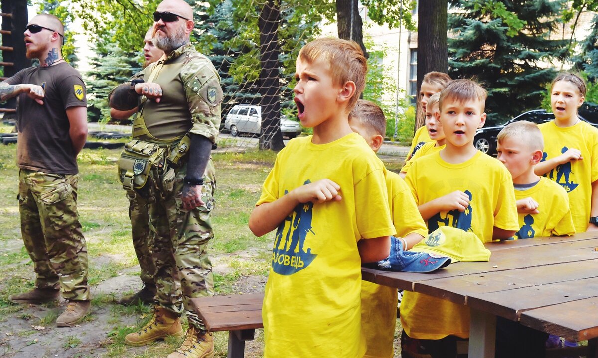 Niños ucranianos siendo adoctrinados y entrenados por los nazis del regimiento Azo