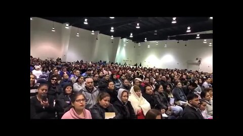 Padre Luis Toro enseña el purgatorio con la Biblia Reina Valera a protestante de la luz del mundo.