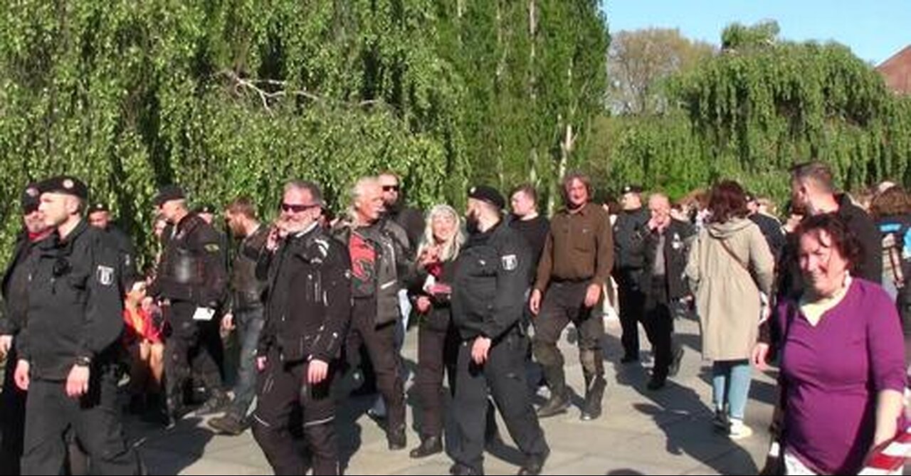 Rüdiger Hoffmann begrüßt die Putin Rocker aus dem Taunus Berlin Tag des Sieges 09. Mai 2023
