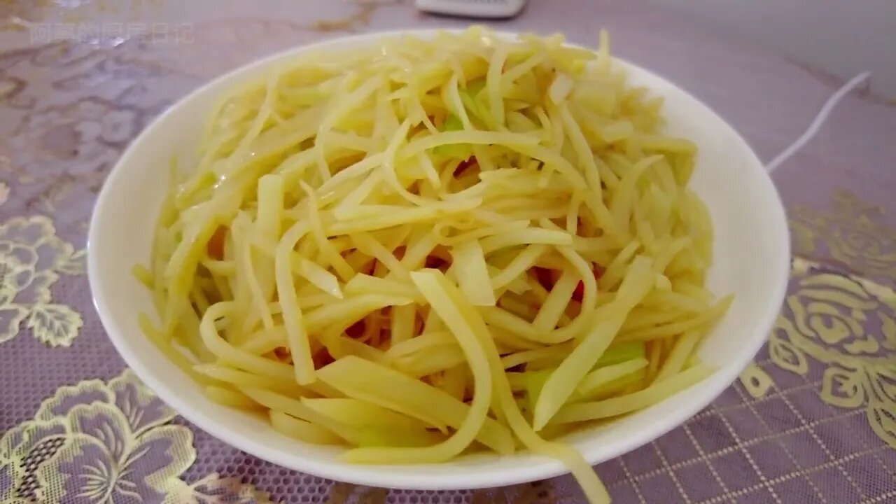 酸辣土豆丝的家常做法，既实惠又能饱肚的一道家常菜｜Hot and sour shredded potatoes, learn to cook Chinese home cooking