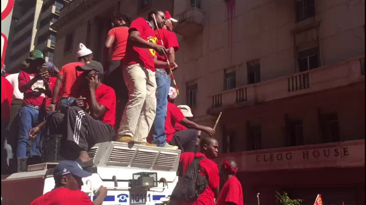 UPDATE 1 - Protesters at Saftu march mock President Ramaphosa (qjW)
