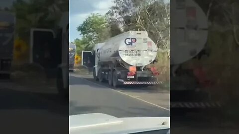 Olha o perigo nas nossas estradas! Ainda coloca os outros em risco!