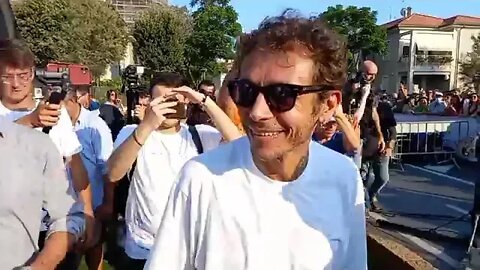 In diretta dell'Inaugurazione piazzale D’Annunzio-Pesaro omaggia Valentino Rossi.