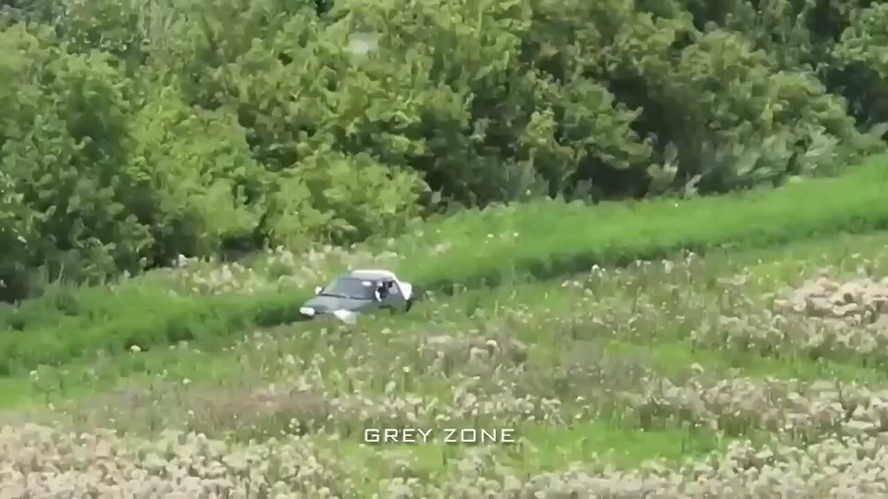 🔞 Ukrainian soldiers shoot a civilian in a car