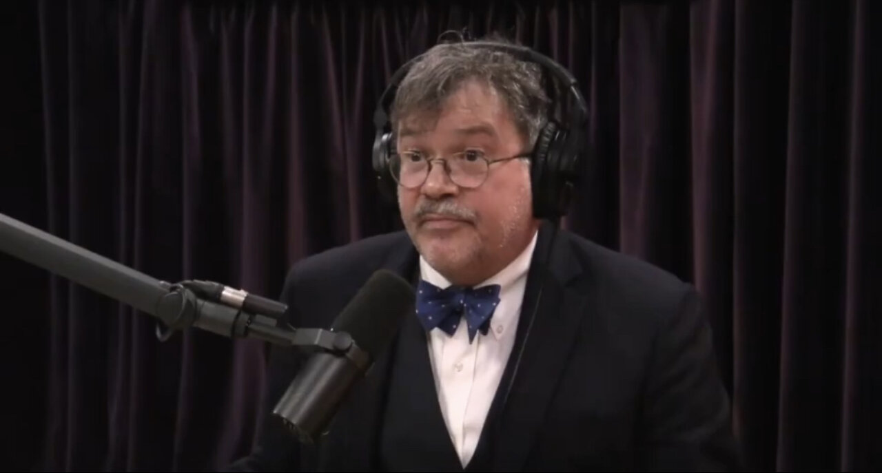 Joe Rogan Grills Dr. Peter Hotez for Exclusively Promoting Vaccines While Disregarding Exercise…