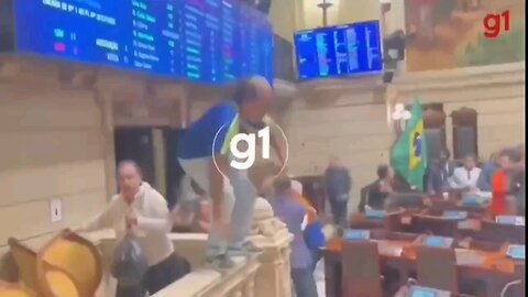 Turba raivosa de petistas invade Câmara dos Vereadores do Rio de Janeiro nesta terça-feira,26/11