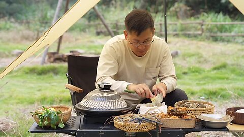 Salt-baked hairy crabs. It’s really delicious when eaten outdoors!