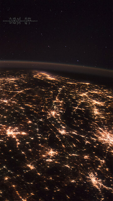 Som ET - 76 - Earth - ISS053-E-50761-51759 - Spectacular Aurora Borealis over Canada