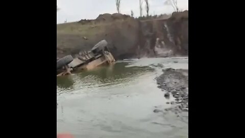 AFU car crosses the Ingulets River