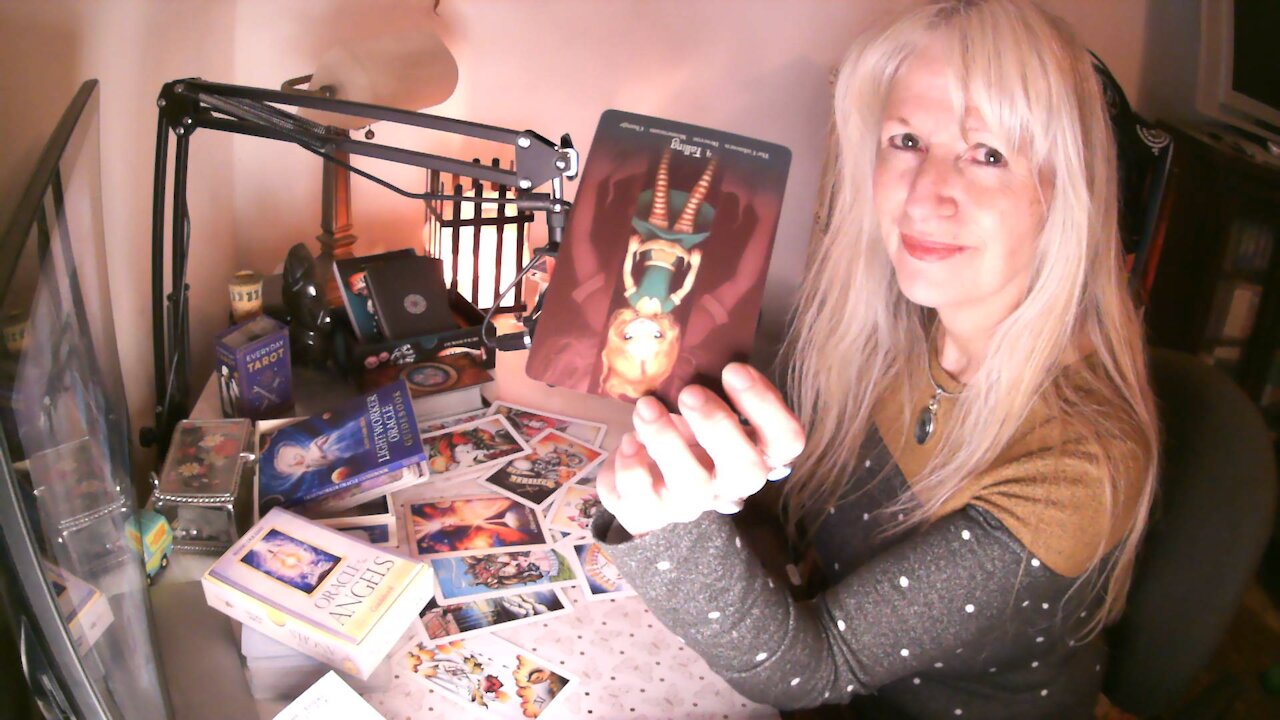 Tarot Leo - December 2021 - The Present is Your Gift