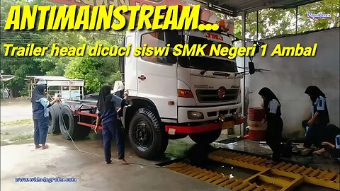 Antimainstream... Trailer Head of Hino Washed by Students of SMK Negeri 1 Ambal, Kebumen