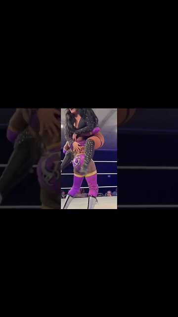 Gia Scott plants Mandy Leon with a Bearhug Spine buster 🔥