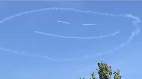 Avião desenha sorriso gigante no céu!