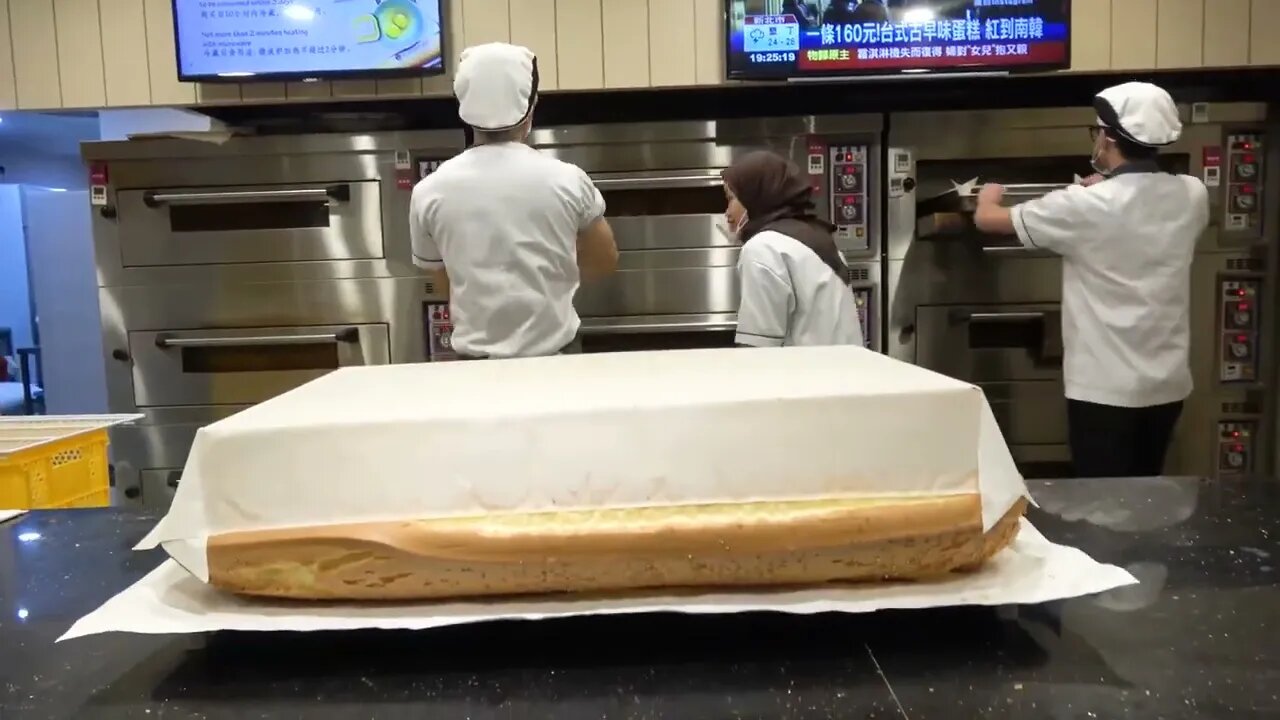 Original Jiggly Cake Cutting