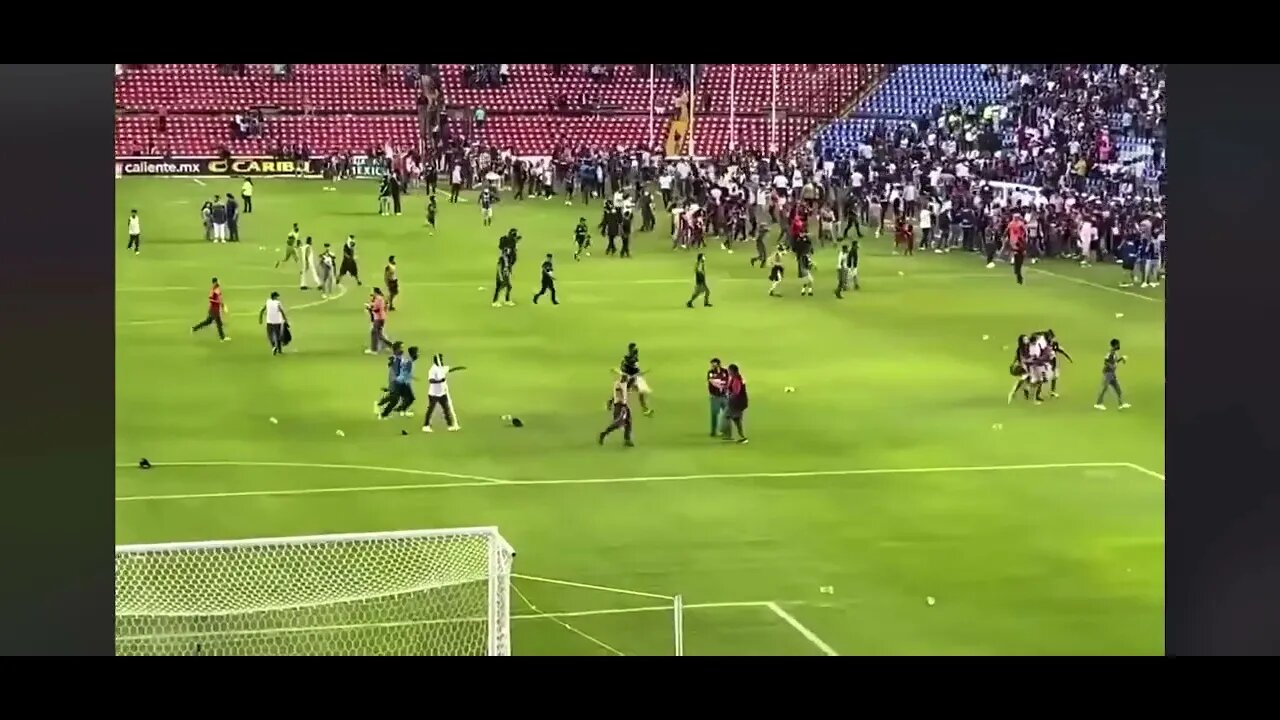 BRAWL at Mexican LIGA MX soccer game Queretaro vs Atlas: 22 injured