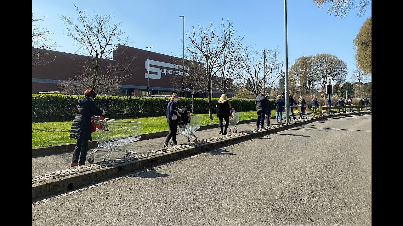 44 gatti in fila per 6 col resto di 2. Compilation di file fuori ai supermercati durante i lockdown